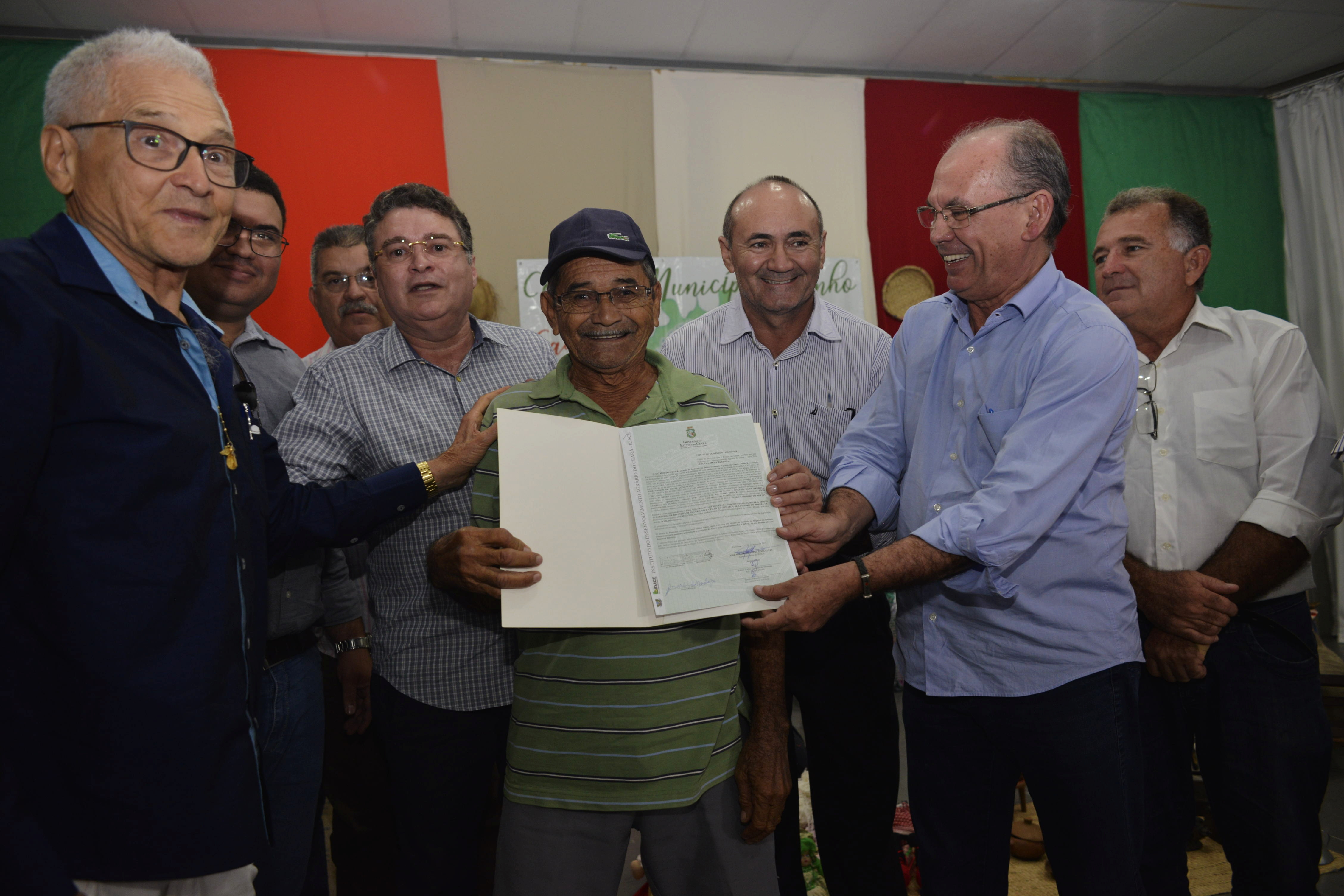 RegularizaÃ§Ã£o FundiÃ¡ria: Governo do CearÃ¡ entrega tÃ­tulos de terra em Limoeiro do Norte